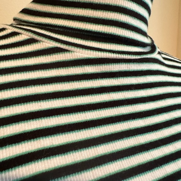 Levi’s Moon Ribbed Crop Turtleneck - Picture 4 of 5